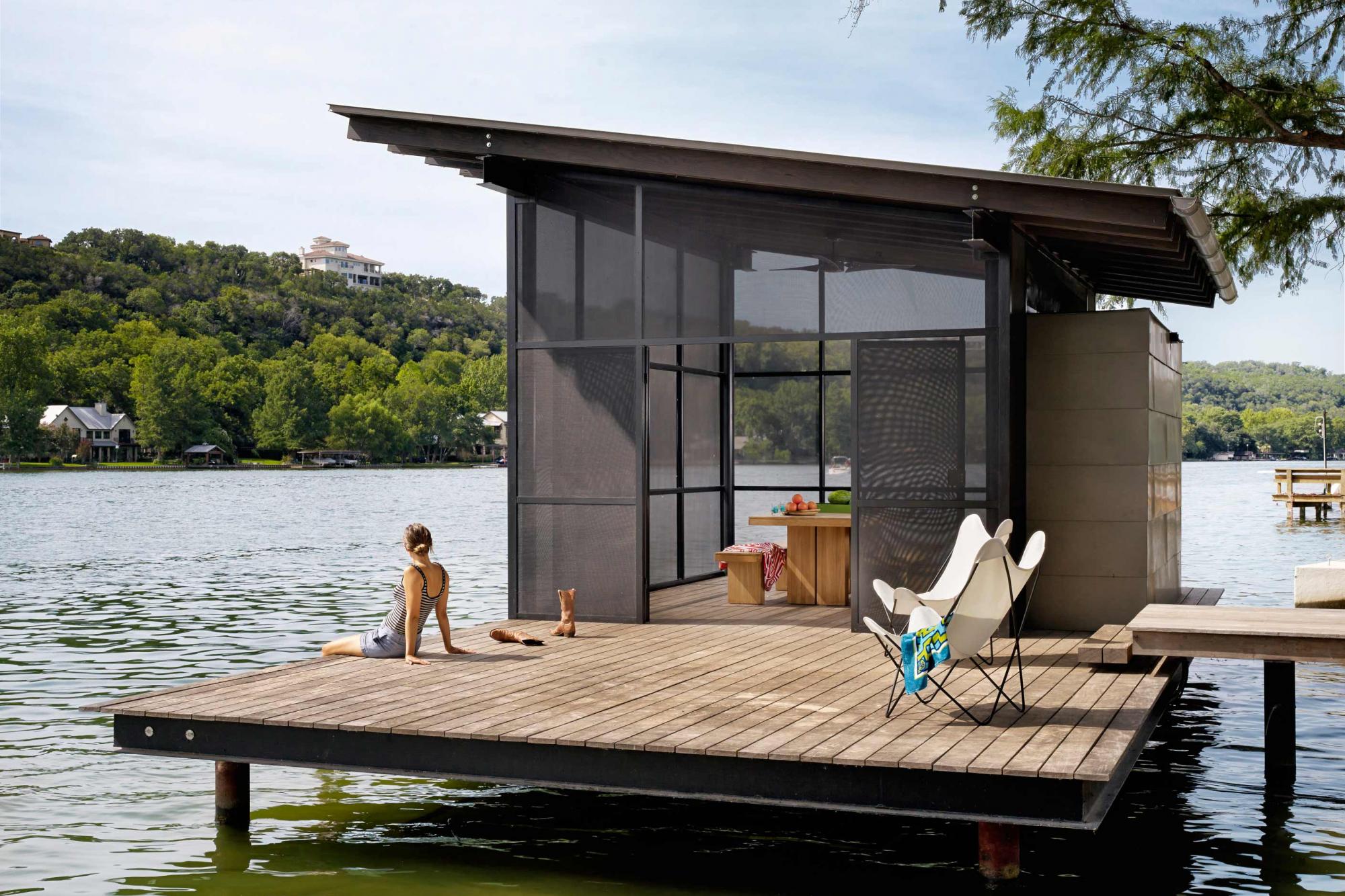 Situated at the confluence of Hog Pen Creek and Lake Austin, a screened pavilion by the water’s edge provides a place that evokes the playfulness of summer on the lake.