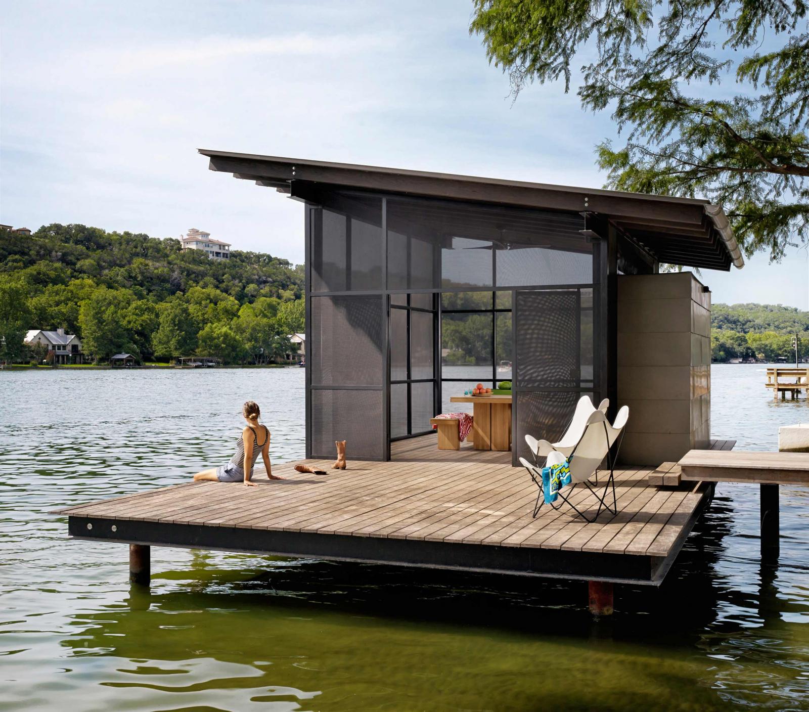 Situated at the confluence of Hog Pen Creek and Lake Austin, a screened pavilion by the water’s edge provides a place that evokes the playfulness of summer on the lake.